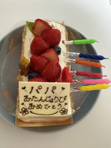 30代最後の海に立ち泳ぎする男